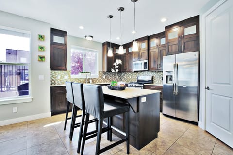 Family House, Mountain View | Private kitchen | Full-size fridge, microwave, oven, stovetop