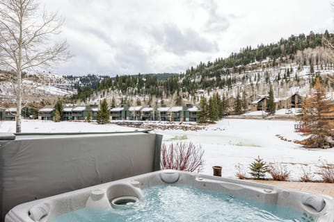 - Hot tub with snowy mountain views perfect for après ski  
- Relax outdoors surrounded by peaceful winter scenery  
- Warm soak after exploring ski slopes and alpine trails