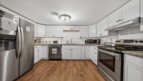 Cook up a meal in this modern fully equipped kitchen, complete with everything you need.