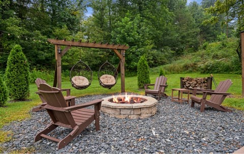 Welcome to the Cave Retreat! Relax by the cozy fire pit, surrounded by lush greenery, perfect for ev