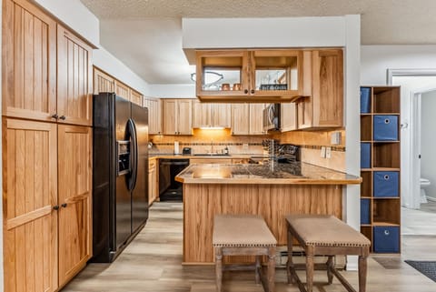 Kitchen: Well-equipped kitchen, Keurig, air fryer, waffle maker, blender, kitchen bar w/2 bar stools
