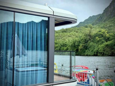 Family Room, River View | Desk, free WiFi