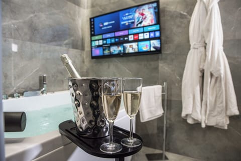 Deluxe Room, Non Smoking, Private Bathroom | Bathroom | Free toiletries, hair dryer, bidet, soap