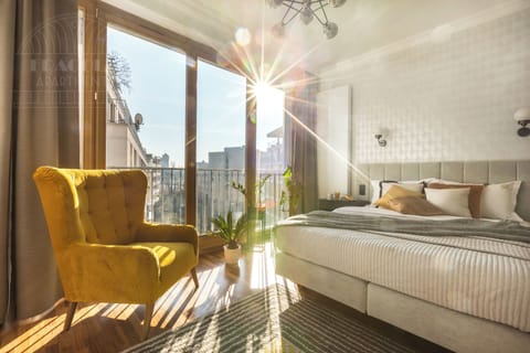 Deluxe Studio Suite, Balcony, City View | Premium bedding, iron/ironing board, free WiFi, bed sheets