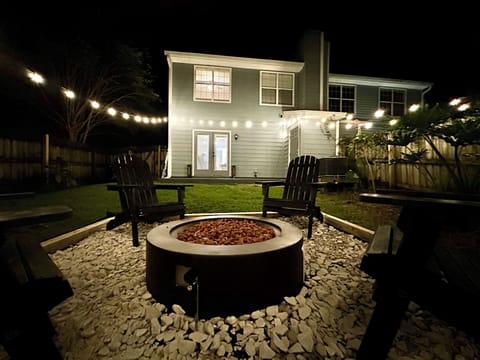 Come experience the serene night with chirping sounds and morning glory with soothing bird songs at our private backyard with plenty of sitting space and fire pit.