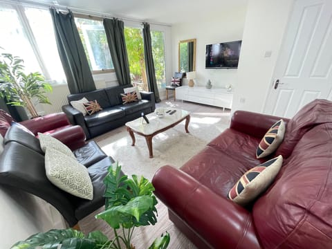 Bright lounge with comfy seating near Little Venice, Regent's Park & Paddington