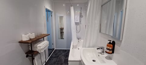 Suite, Ensuite (Room 14) | Bathroom | Hair dryer, towels, soap, shampoo