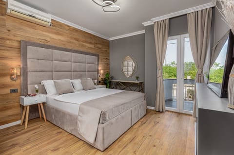8 bedrooms, free cribs/infant beds, bed sheets