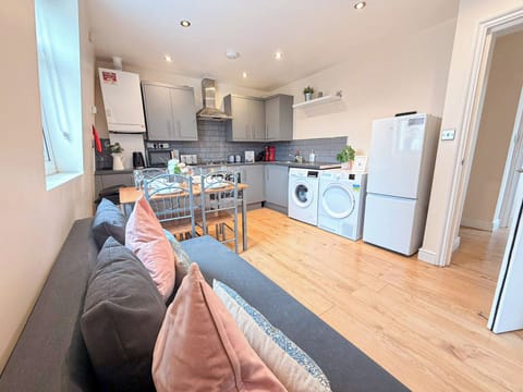Bright iving area w. dbl sofa bed | Spitafields flat near Brick Lane, Shoreditch