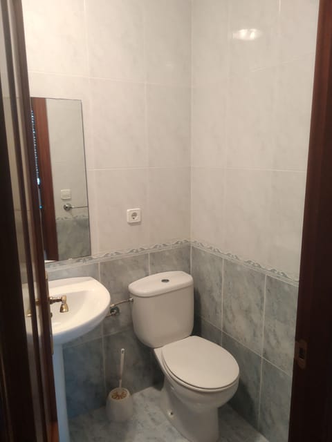 Triple Room | Bathroom | Combined shower/tub, free toiletries, hair dryer, bidet