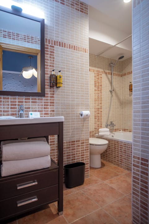 Triple Room | Bathroom | Free toiletries, hair dryer, towels, soap