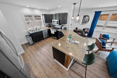Fully Stocked Kitchen – Equipped with everything you need to whip up a gourmet meal or prepare a quick and easy snack. From stainless steel appliances to essential cookware and utensils, this kitchen has you covered for every culinary adventure.