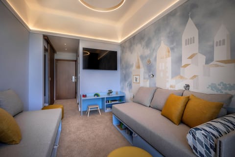 Room for 2+2 | Minibar, in-room safe, desk, free WiFi