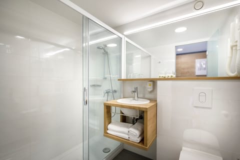 Suite for 2+3 - Plaza Hotel | Bathroom | Shower, towels, soap, toilet paper