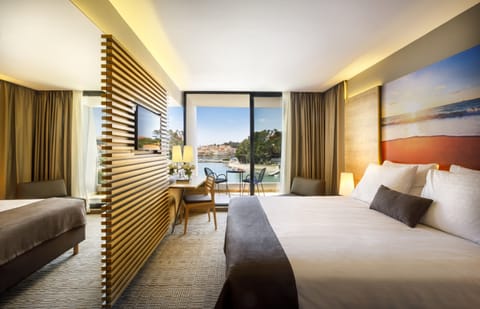 Room for 2+1 Seaview | Minibar, in-room safe, desk, free WiFi