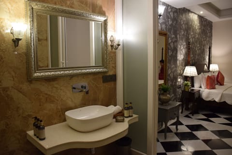 Deluxe Double or Twin Room | Bathroom | Shower, hair dryer, slippers, towels