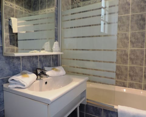 Economy Double Room, 1 Double Bed | Bathroom | Bathtub, free toiletries, hair dryer, towels