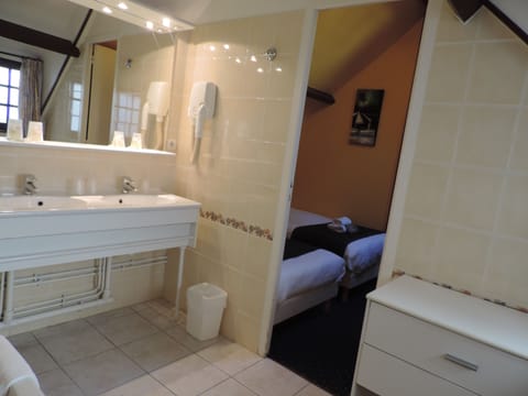 Family Room | Bathroom | Bathtub, free toiletries, hair dryer, towels