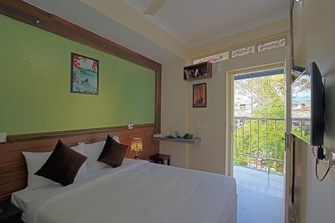 Deluxe Room, Balcony | Egyptian cotton sheets, premium bedding, pillowtop beds, desk