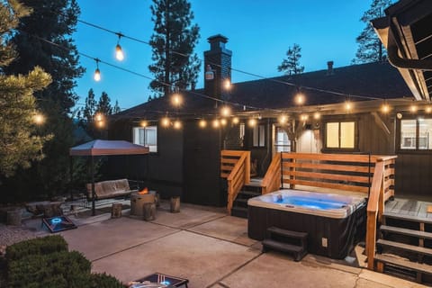 Private Hot Tub, Fire Pit and evening lights