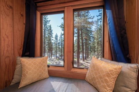 Br 2 Cozy sitting area over looking at the Lake through the tree