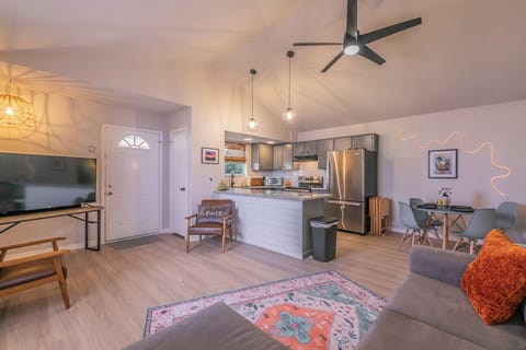 Spacious Living area. Smart TV, Bluetooth soundbar, stocked kitchen, dining