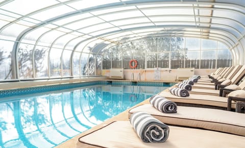 6 outdoor pools, pool umbrellas, sun loungers