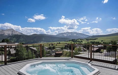 Best hot tub view in CB! Condominium's community 10 person hot tub and grill.