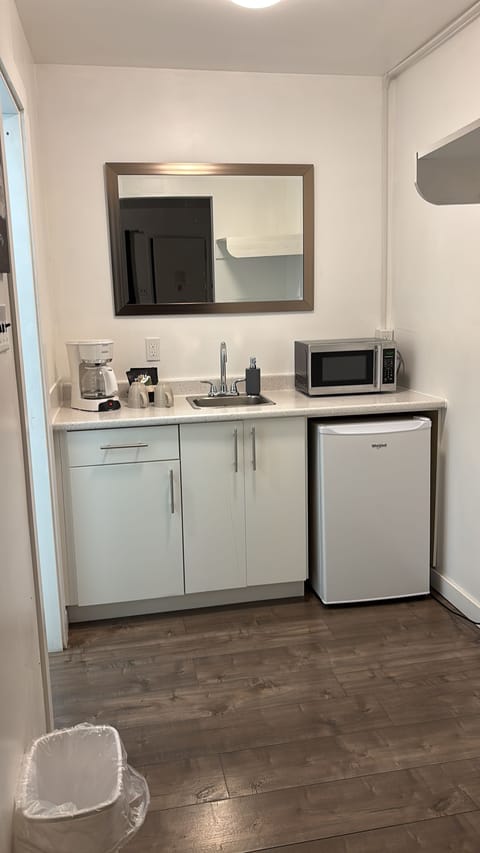 Deluxe Single Room, Balcony | Desk, iron/ironing board (on request), WiFi (free)