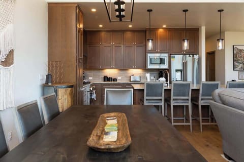 Gather, dine, and unwind! This open-concept layout blends gourmet cooking and family meals with seamless style. Perfect for après-ski feasts or casual breakfasts with a view.