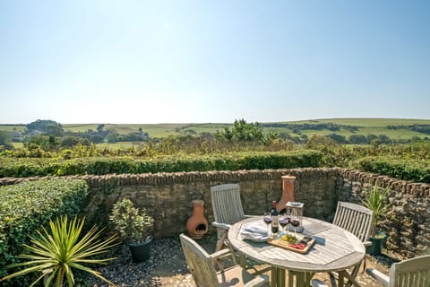 Strand Cottage, Burton Bradstock: Enjoy the fabulous views from the garden