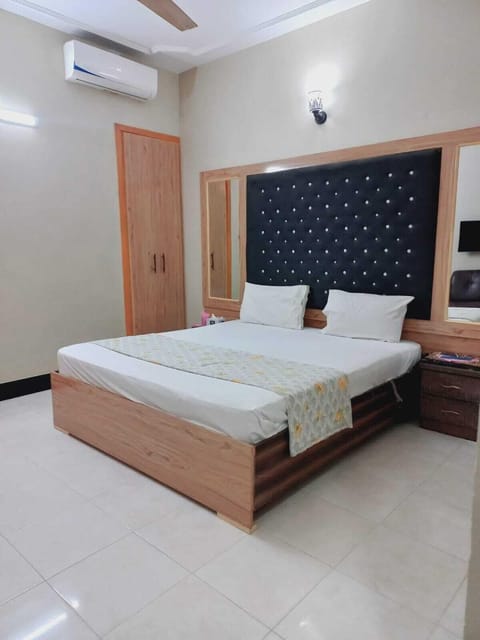 Standard Twin Room | Minibar, bed sheets