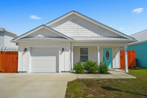 Welcome to Lake to Beach Retreat.  A 3 bedroom, 2 full bathroom house all to yourself! This fabulous home sleeps 8 guests. 