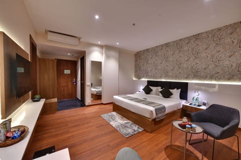 Family Room | Premium bedding, memory foam beds, minibar, desk