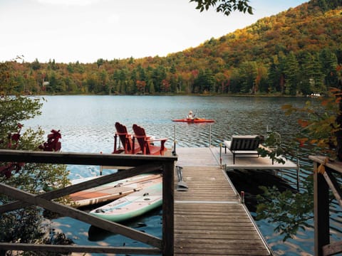 Accès au lac sur le terrain, avec quai et embarquations