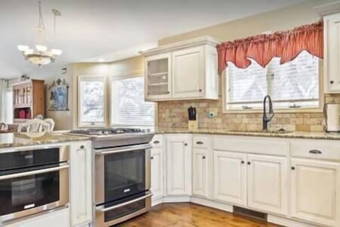 2225be2b e8f9 46c9 b7a6 4765836abca3