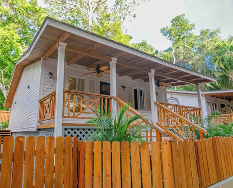 Luxurious wooden villa in Roatan with stunning views awaits!