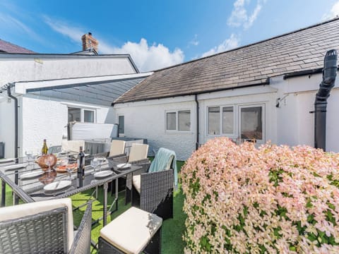 Sitting-out-area | Kingfisher - Maesydderwen Holiday Cottages, Llandeilo