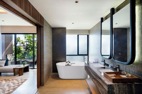 Executive Suite | Bathroom | Shower, rainfall showerhead, free toiletries, hair dryer