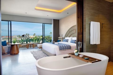 Premier Suite | Bathroom | Shower, rainfall showerhead, free toiletries, hair dryer