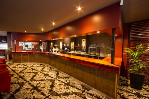 2 bars/lounges