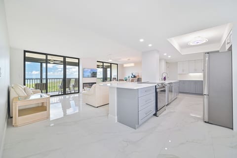 VSC1004 - The large new remodeled kitchen is fully equipped