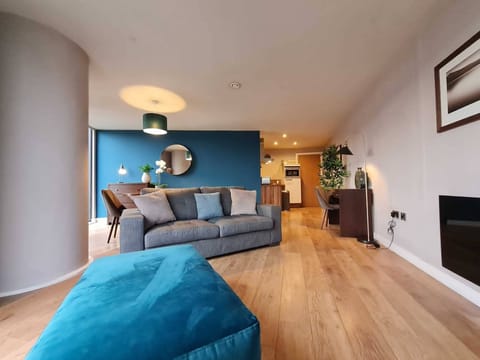 Standard Apartment, City View | Living area