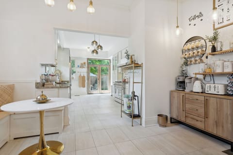 all open floor concept that seamlessly blends living, dining & cooking spaces