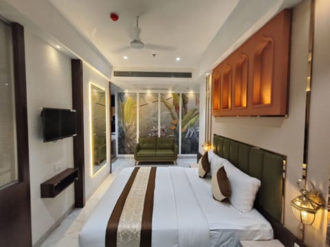 Luxury Studio Suite | Premium bedding, down comforters, memory foam beds, desk