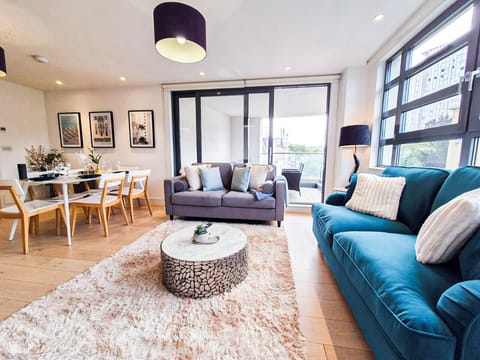 London's 3 Bedroom flat with Private Balcony & Lift few steps from Regent's Park