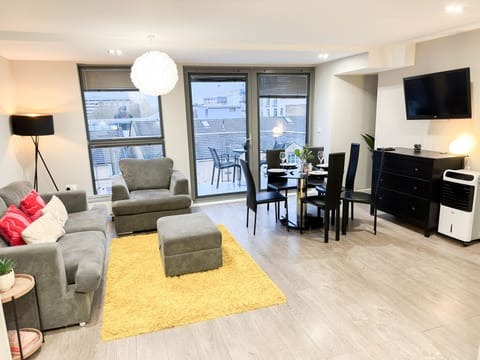 Stylish 3 Bedroom Apartment with private terraces & Lift in Shoreditch, Hoxton