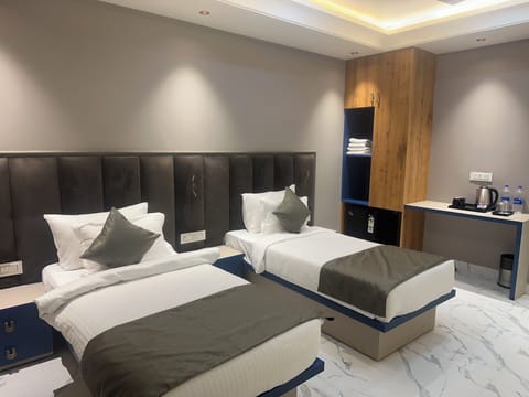 Deluxe Twin Room | Laptop workspace, WiFi (free)