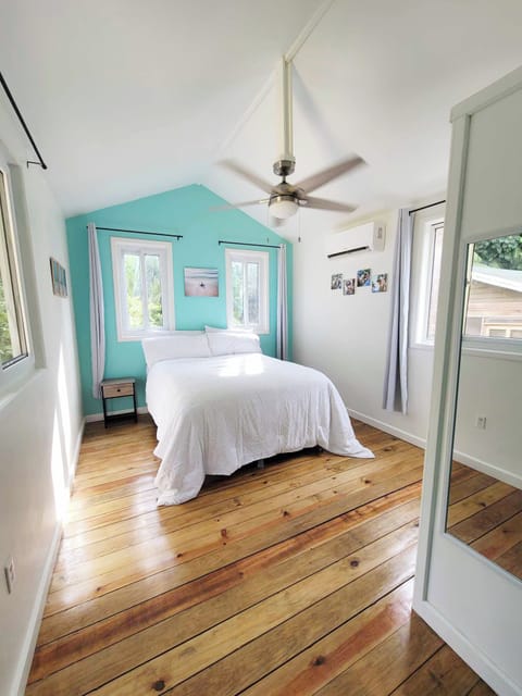 Queen bed in bedroom