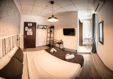 Standard Double or Twin Room | In-room safe, desk, WiFi (free)